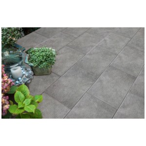 Piastrelle per terrazza Diephaus Caleo Basalto, 60x40 cm, posate su una terrazza con decorazioni.