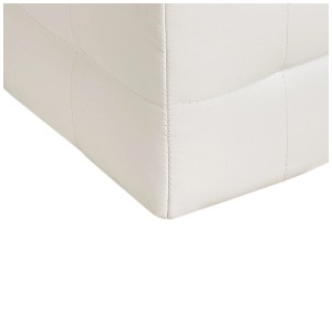 Gros plan : Tabouret de rangement Beliani Michigan blanc en similicuir avec surpiqûres.