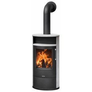 Poêle à bois Justus Island 7 2.0 avec habillage en stéatite et feu allumé.