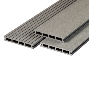 Gros plan sur des lames de terrasse WPC gris clair (2,1x14,5x300 cm) avec une surface rainurée.