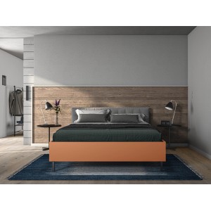 Chambre avec panneau mural Egger DecoWall Chêne Annaba Nature en tête de lit.
