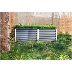 Vitavia Linus aiuola rialzata in metallo, 63x96x188cm, in giardino con piante.