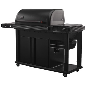 Barbecue à pellets de bois Traeger Woodridge Elite noir avec armoire et étagères latérales.