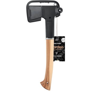 Ascia universale Fiskars Norden N10 con manico in legno di noce americano e testa nera.