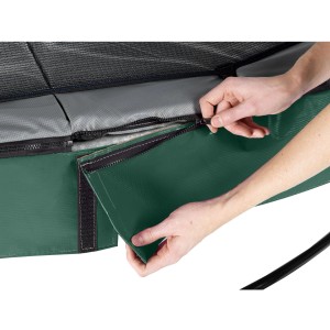Dettaglio: Trampolino EXIT Elegant Premium verde con cerniera sul bordo di protezione.