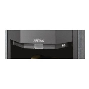 Gros plan : Poêle Justus Usedom 5, acier, noir, mettant l'accent sur les commandes et le logo.