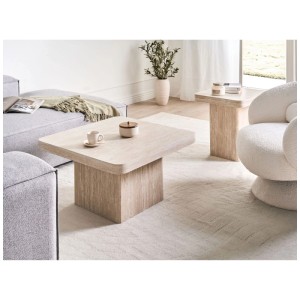 Table basse carrée Beliani Duson beige aspect travertin près du canapé. Table moderne en MDF.