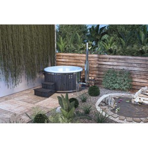 Bain nordique Finntherm Stockholm avec bois thermo, jacuzzi et poêle dans le jardin.