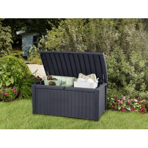 Coffre de rangement Keter Borneo anthracite ouvert avec des ustensiles de jardin dans le jardin.