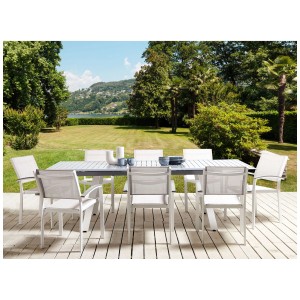 Ensemble de meubles de jardin Beliani Pereta avec 8 chaises, aluminium gris, sur terrasse dans le jardin.