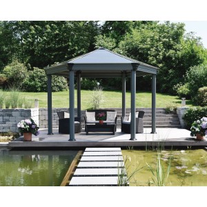 Gazebo da giardino Palram Canopia Roma 4.1 x 3.6 m color antracite con area salotto vicino al laghetto.