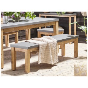 Panca da giardino grigia Beliani Ostuni in cemento e legno di acacia, larghezza 160 cm.