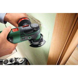 Outil multifonction Bosch PMF 250 CES en utilisation lors du sciage.