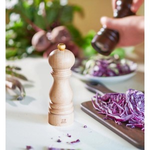 Moulin à sel Paris en bois de hêtre naturel, 18 cm, avec bouton doré sur plan de travail cuisine.