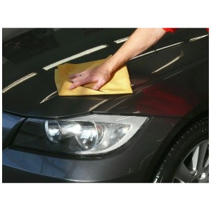 Sonax Autoleder XXL in Nutzung: Hand trocknet grauen Autolack streifenfrei.