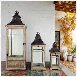 Set di 3 lanterne in legno con tetto in metallo grigio. Lanterne decorative da giardino per un'illuminazione suggestiva.