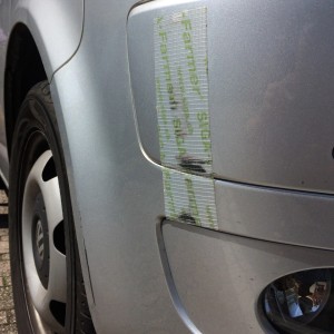 Nastro Siga Farmer per riparare un paraurti auto argentato.