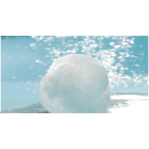 Média filtrant Aqualoon 700g pour piscines, présenté comme une boule blanche dans l'eau.