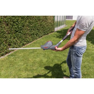 Taille-haie sur perche sans fil Al-Ko HTA 1845 en utilisation, avec manche télescopique pour les haies hautes.