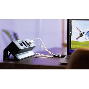 Multiprise de bureau Steffen Alu Desk noire avec USB-A/C montée sur le bord d'une table.