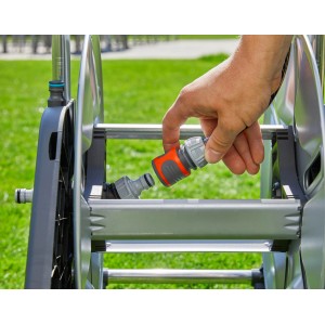 Gardena AquaRoll M Easy Metal Set carrello avvolgitubo: raccordo del tubo in fase di collegamento.