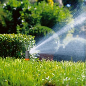 Irrigatore a turbina a scomparsa Gardena T 380 che irriga un prato.
