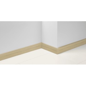 Plinthe Parador SL 18 chêne D051, hauteur 70mm, posée sur un mur blanc.
