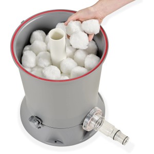 Ouate filtrante pour pompe de filtre à sable dans un récipient de filtre gris. Média filtrant pour piscine pour une eau claire.