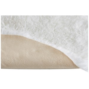 Dettaglio: Tappeto Andiamo Alpa, tappeto rotondo bianco con pelo morbido e retro beige.