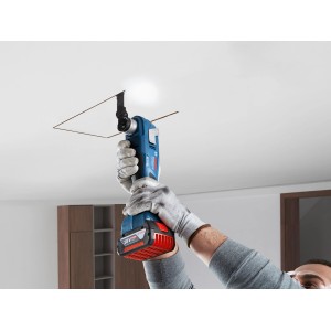 Outil multifonction sans fil Bosch Professional GOP 18V-34 sciant un plafond.