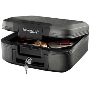 Cassetta di sicurezza Master Lock 20101 grigia aperta (7,84 l) con chiave e contenuto. Ideale per conservare oggetti di valore.