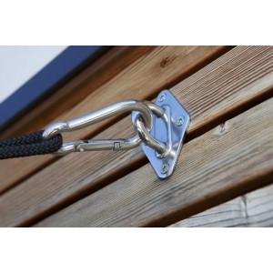 Moschettone Windhager in acciaio inox per il fissaggio, montato su una parete di legno.