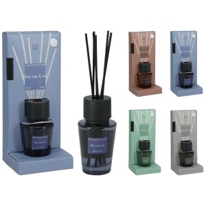 Raumduft-Set mit Duftöl und Rattan-Sticks in verschiedenen Farben und Duftnoten.