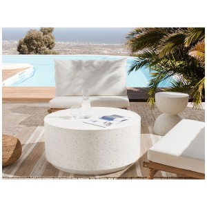 Table d'appoint de jardin Beliani Trezzo, blanc crème, ronde, aspect terrazzo pour jardin et terrasse.