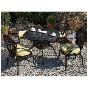 Ensemble de mobilier de jardin Beliani Sapri, marron foncé, aluminium, 4 chaises, table ronde avec vaisselle dans le jardin.