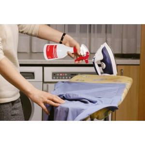 Pulvérisateur manuel Birchmeier Foxy Plus utilisé pour vaporiser une chemise sur une planche à repasser.
