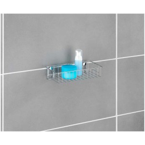 Mensola da muro Wenko Classic Chrome con prodotti da bagno su parete grigia.