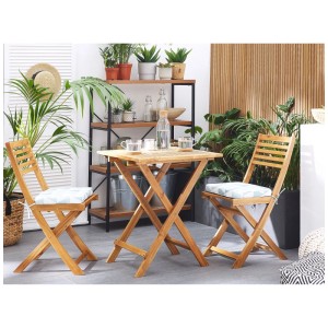 Set mobili da balcone Beliani Fiji, 3 pezzi, in legno di acacia con cuscini blu.