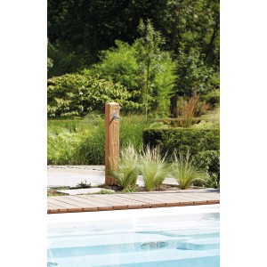 Colonna d'acqua Garantia Wood Darkwood con rubinetto cromato in giardino.