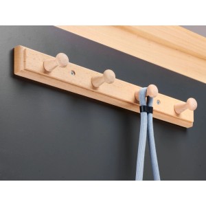 Hettich Garderobenleiste Typ 81 aus heller Buche mit 4 Holzhaken an dunkler Wand. Ideal für Flur, Garderobe.