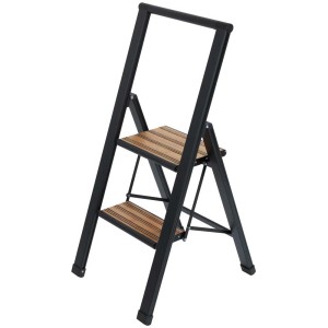 Scaletta pieghevole in alluminio nero a 2 gradini con gradini in legno e barra di sicurezza, altezza 101 cm.