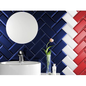 Carrelage mural Facette Metro rouge, bleu et blanc brillant, 10x20 cm, dans salle de bain avec lavabo et miroir.
