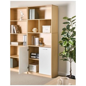 Étagère Beliani Zehna, marron clair avec portes blanches, étagères ouvertes et compartiment pour livres et déco.