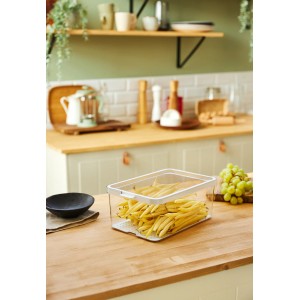 Organizzatore frigo Rotho Cauma 2,15 l bianco pieno di fagiolini gialli su un ripiano da cucina.