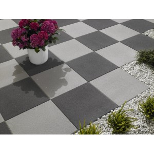 Piastre da giardino Almelo antracite 50x50 cm posate a scacchiera.
