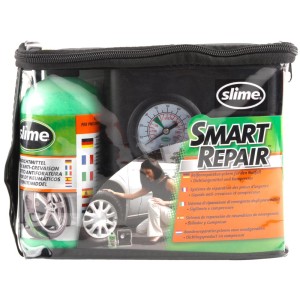 Kit riparazione pneumatici Slime Smart Repair con compressore in borsa per assistenza rapida.