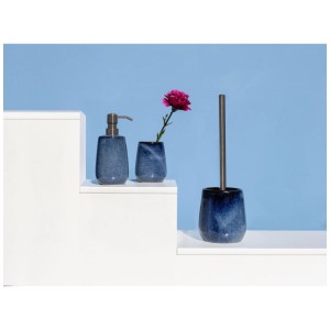 Dispenser sapone in ceramica blu Sirmione di Wenko, con portaspazzolino e set WC coordinati.