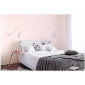 Camera da letto con pareti dipinte con Alpina Finest Colours Gentle Rose, una pittura murale opaca e delicata.