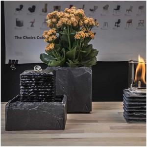 Fontana da interno Climaqua Shanti in ardesia naturale con pianta e decorazione.