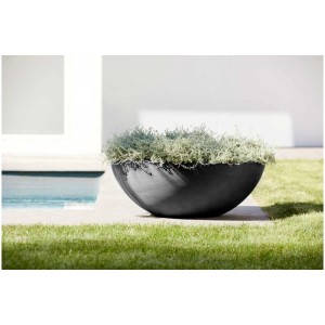 Pot de fleurs Ecopots Vienna gris foncé, Ø 70 cm, planté dans le jardin.